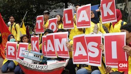 Luhut Disebut Akomodasi Kepentingan Koruptor dalam Reklamasi