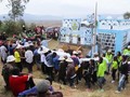 Mengenal Famadihana, Tradisi Gali Kubur di Madagaskar