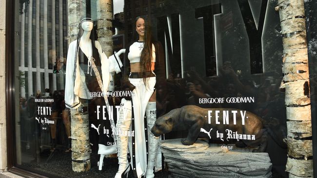 Rihanna Ajak 'Marie Antoinette' ke Gym di Paris Fashion Week