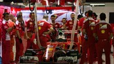 Nasib buruk dialami juara GP Singapura musim lalu, Sebastian Vettel. Kerusakan mobil membuatnya gagal lolos dari kualifikasi sesi 1 (Q1), sehingga ia akan memulai balapan dari grid paling belakang. (AFP PHOTO / POOL / Jeremy LEE)