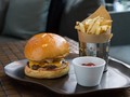 Tokyo Siapkan Burger Emas Raksasa Sambut Kaisar Baru
