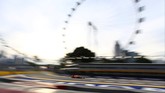 Salah satu ikon kota yang akan dilewati para pebalap adalah Singapore Flyer, atau bianglala raksasa setinggi 169 meter. (REUTERS/Jeremy Lee)