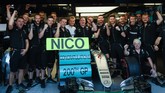GP Singapura pun menjadi satu pencapaian tersendiri bagi Nico Rosberg. Ia akan menjajal seri ke-200 dalam kariernya. Rosberg bisa memulai balapan dengan hati yang riang sebagai pemegang posisi pole. (AFP PHOTO / Anthony WALLACE)