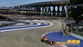 Salah satu karakteristik unik GP Singapura sendiri adalah para pebalap akan sangat sukar melakukan overtake. Musim lalu, hanya ada 11 overtake yang terjadi di atas sirkuit (bukan karena strategi pitstop). (AFP PHOTO / ROSLAN RAHMAN)