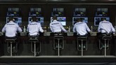 Tim Mercedes pun harus siap-siap menyaksikan pertarungan sengit antara Lewis Hamilton dan Nico Rosberg mengingat keduanya kini hanya berselisih dua poin di klasemen sementara. (AFP PHOTO / Anthony WALLACE)
