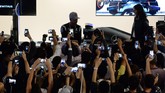 Lewis Hamilton menyempatkan diri mengikuti sesi jumpa penggemar yang digelar beberapa hari sebelum balapan. Hamilton sendiri menyesalkan beberapa masalah pada mobilnya di balapan kali ini. (AFP PHOTO / ROSLAN RAHMAN)
