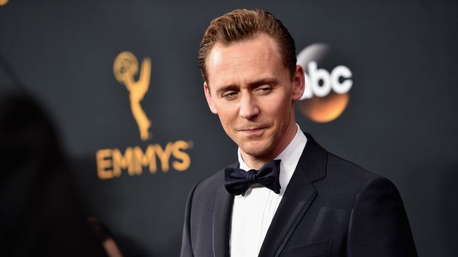 Tanpa Taylor Swift, Tom Hiddleston Bermesraan di Emmy Awards