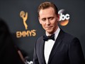Tanpa Taylor Swift, Tom Hiddleston Bermesraan di Emmy Awards
