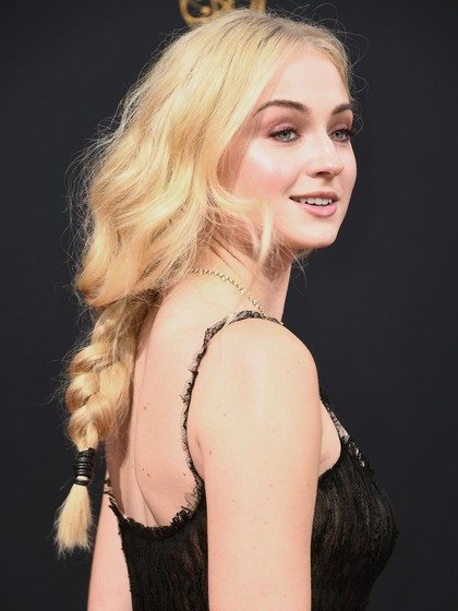 Sophie Turner Gunakan Gel Siput untuk Hilangkan Kantung Mata Sophie Turner Gunakan Gel Siput untuk Hilangkan Kantung Mata