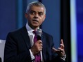 Balon Wali Kota Sadiq Khan Berbikini Terbang di Langit London