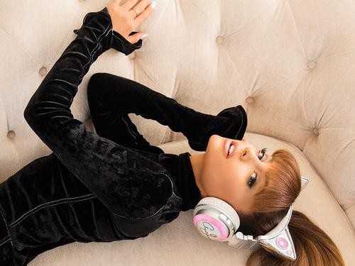 Ariana Grande Rilis Headphone Bertelinga Kucing Ariana Grande Rilis Headphone Bertelinga Kucing