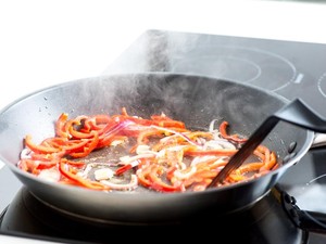 Stir-Fry, Teknik Memasak yang Mengandalkan Api Panas Terkenal di Negara Mana?