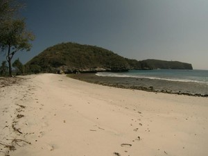 Pesona Pantai Lawar, Harta Karun di Ujung Barat Sumbawa
