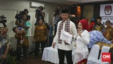 Agus Harimurti Yudhoyono dan Sylviana Murni menyerahkan dokumen pendaftaran ke KPU DKI Jakarta, Jumat 23 September 2016. Untuk bertarung di Pilkada 2017, Agus telah mundur dari TNI, dan Sylvi mundur dari jabatan Deputi Gubernur DKI Jakarta. (CNN Indonesia/Adhi Wicaksono)
