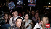 Agus Harimurti Yudhoyono didampingi sang istri, Anissa Pohan, berjalan dari Kantor DPP Demokrat di Wisma Proklamasi menuju KPU DKI Jakarta di Salemba Raya, untuk mendaftar ikut Pilkada 2017, Jumat malam 23 September 2016. (CNN Indonesia/Andry Novelino)