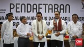 Anies Baswedan dan Sandiaga Uno didampingi perwakilan partai pengusung menyerahkan dokumen pendaftaran keikutsertaan Pilkada ke KPU DKI Jakarta, Jumat 23 September 2016. (CNN Indonesia/Adhi Wicaksono)