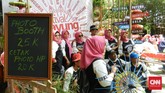 Selain aneka instalasi seni dan gerai payung, juga ada photo booth. Cetak foto hasil bidikan fotografer dari pihak penyelenggara dikenakan biaya Rp25 ribu, sedangan cetak foto dari ponsel pribadi Rp20 ribu. (CNN Indonesia/Vega Probo)
