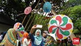 Festival Payung tahun ini melibatkan perajin dan seniman dari 20 kota di Indonesia serta enam negara. Selain pameran instalasi payung, juga ada pameran foto, lokakarya serta pertunjukan musik dan tari. (CNN Indonesia/Vega Probo)