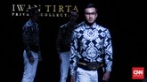 Kemeja batik dengan kerah tinggi dan motif besar di seluruh bagiannya menjadi pemanis tersendiri dalam kemeja pria kekinian. (CNN Indonesia/Djonet Sugiarto)