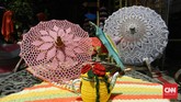 Payung rajut, salah satu primadona Festival Payung 2016. Selain dipamerkan payung rajut 'raksasa' dengan diameter sekitar dua meter, juga tersedia miniatur payung rajut seukuran telapak tangan. (CNN Indonesia/Vega Probo)