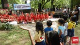 Berbagai pertunjukan digelar sejak pagi hingga malam. Salah satunya, pertunjukan karawitan oleh kelompok Saraswati Laras dari SDN Sawahan II, Pasarkliwon, Surakarta, yang menyanyikan langgam Jawa. (CNN Indonesia/Vega Probo)