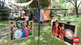 Pameran foto menampilkan keelokan payung dari berbagai daerah di Indonesia yang digunakan dalam kegiatan seni budaya, dari tari sampai upacara kerajaan. Juga dipamerkan foto perajin payung. (CNN Indonesia/Vega Probo)