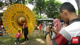 Sama seperti tahun sebelumnya, Festival Payung kali ini juga digelar di Taman Balekambang. Taman ini dibangun, pada 1921, oleh KGPAA Mangkunegara VII untuk kedua putrinya, Partini Tuin dan Partinah Bosch. (CNN Indonesia/Vega Probo)