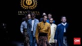Kain batik juga bisa diolah menjadi outerwear yang menarik untuk busana pria. (CNN Indonesia/Djonet Sugiarto)