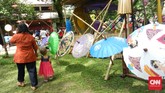 Aneka payung yang dipajang di Festival Payung kali ini dibuat dari beragam material, antara lain kertas, plastik daur ulang, brokat, rajutan. Selain karya perajin, juga ada payung kreasi anak-anak dan ibu-ibu PKK. (CNN Indonesia/Vega Probo)