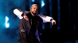 Keracunan Sushi, Drake Kembali Tunda Konser di Amsterdam