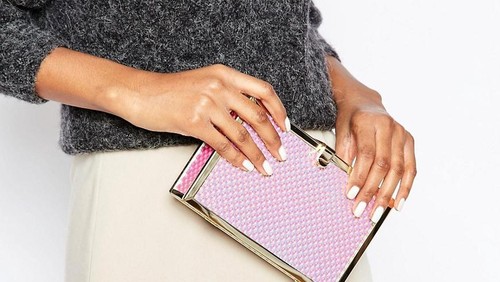 5 Clutch Berbentuk Boks yang Glamour Hingga Unik untuk Pesta 5 Clutch Berbentuk Boks yang Glamour Hingga Unik untuk Pesta