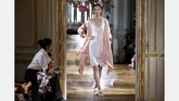 Pascal Millet menghadirkan koleksi busana khas Prancis yang terkenal sederhana namun tetap elegan dan cantik. (REUTERS/Charles Platiau)