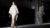 Rick Owens menghadirkan koleksi dengan dominasi warna kuning safron, lavender, peach, dan lainnya. (REUTERS/Gonzalo Fuentes).