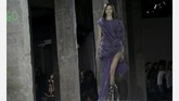 Warna-warna gelap yang dikombinasikan dengan detail indah menjadi kekuatan tersendiri dari desain Rick Owens (REUTERS/Gonzalo Fuentes).