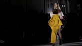 Rick Owens juga menghadirkan koleksi busana terbarunya. Dia menghadirkan koleksi busana yang bergaya romantis. (REUTERS/Gonzalo Fuentes).