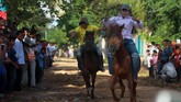 Pchum Ben termasuk festival keagamaan yang diadakan selama 15 hari. Puncaknya, pada tanggal 15 bulan kesepuluh sesuai kalender Khmer. (REUTERS/Samrang Pring)