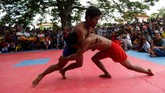 Lazimnya, Pchum Ben digelar di area percandian atau pagoda, juga kawasan permukiman. Segala tradisi yang dilaksanakan tetap didedikasikan kepada leluhur. (REUTERS/Samrang Pring)