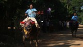 Demi Pchum Ben, masyarakat Kamboja rela bangun pagi untuk menyiapkan makanan yang dibagikan kepada pemuka agama, keluarga dan lingkungan sekitar. (REUTERS/Samrang Pring)