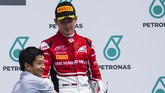 Rio Haryanto memberikan trofi kepada pebalap ART, Charles Leclerc, yang meraih podium ketiga pada race pertama GP3. (Sam Bloxham/GP3 Series Media Service)