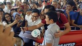 Rio Haryanto yang kini berstatus pebalap cadangan Manor Racing dengan sabar meladeni permintaan foto bersama dan tanda tangan ratusan penggemar. (Cep Goldia/Media Relations Rio Haryanto)