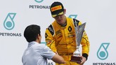 Rio Haryanto memberikan selamat sekaligus trofi kepada pebalap asal Thailand Alexander Albon yang memenangi balapan pertama GP3 Malaysia. (Sam Bloxham/GP3 Series Media Service)