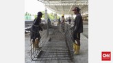 Sejumlah pekerja PT Hutama Karya berdiskusi untuk melanjutkan pembangunan terminal Bandara Supadio tahap II, yang senilai Rp314 miliar.