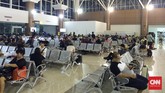 Para penumpang menunggu antrian masuk pesawat di ruang tunggu Bandara Supadio, Pontianak, Kalimantan.