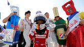 Seorang bocah penggemar pebalap asal Jerman Sebastian Vettel dari tim Ferrari berpose terdepan jelang rangkaian seri grand prix Formula One Jepang di sirkuit Suzuka, 6 Oktober 2016. (REUTERS/Toru Hanai)