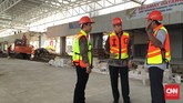 Andra Y. Agussalam, Direktur Keuangan PT Angkasa Pura II (Persero) dan Bayuh Iswantoro, General Manager Bandara Supadio di Pontianak, meninjau perkembangan proyek.