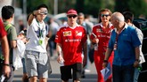 Pebalap Ferrari Kimi Raikkonen terlihat tak merasa terganggu oleh penggemarnya yang mengincar untuk berfoto diri bersama (wefie) di sirkuit Suzuka, Jepang. (Reuters/Toru Hanai)