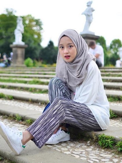 Yuk, Kenalan dengan 10 Vlogger Hijab Cantik yang Populer di Indonesia Yuk, Kenalan dengan 10 Vlogger Hijab Cantik yang Populer di Indonesia