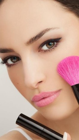 Ini Persiapan Makeup Artist Saat Mendandani Selebriti di Grammy Awards Ini Persiapan Makeup Artist Saat Mendandani Selebriti di Grammy Awards