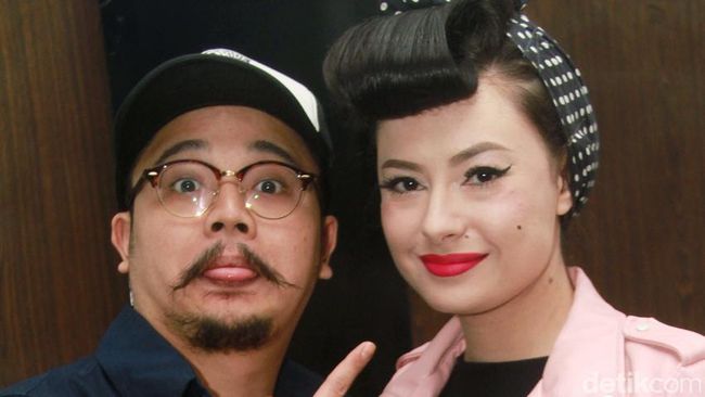 Foto Gaya  Claudia Adinda si Ratu Retro Kekasih Derby  Romero 