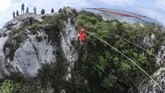 Wahana menantang lainnya ialah Sepeda Gila, di mana wisatawan bisa bermain sepeda yang dibuat seperti melayang di udara. (ANTARA FOTO/Muhammad Adimaja)